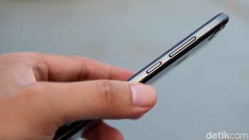 Di sisi kanan casing, ada tombol power serta volume. Foto: Muhammad Ridho