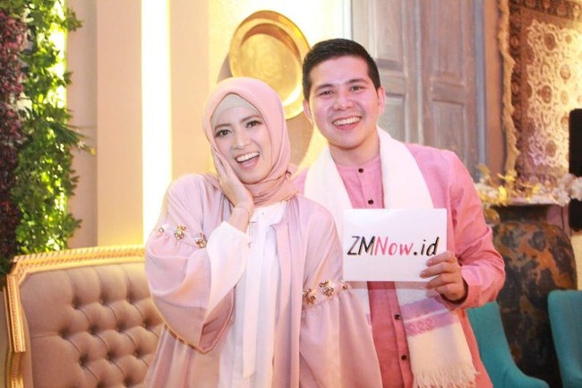 Di acara tersebut, Chika Jessica menjadi MC bersama Haykal Kamil adik dari Zaskia Mecca. Ia tampil cantik dengan balutan busana dan hijab bernuansa peach. Foto: Instagram Chika Jessica