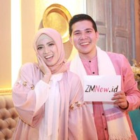 Di acara tersebut, Chika Jessica menjadi MC bersama Haykal Kamil adik dari Zaskia Mecca. Ia tampil cantik dengan balutan busana dan hijab bernuansa peach. Foto: Instagram Chika Jessica