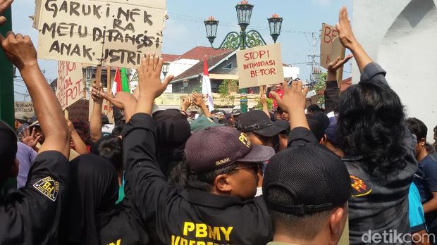 Aksi penarik bentor di Yogyakarta. 
