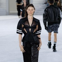 Behati Prinsloo menjadi salah satu model di fashion show Alexander Wang di New York. Foto: Dok. Getty Images