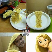 Dengan bantuan handuk dan mie, Anucha cosplay jadi Rapunzel. Foto: Facebook/Instagram Lowcost Cosplay