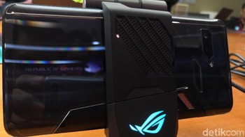 Asus memberikan kamera ganda di bagian belakang, ukurannya 12 MP dan 8 MP. Kapasitas baterainya juga cukup besar, yakni 4.000mAh. Foto: Muhamad Reza Sulaiman/detikINET