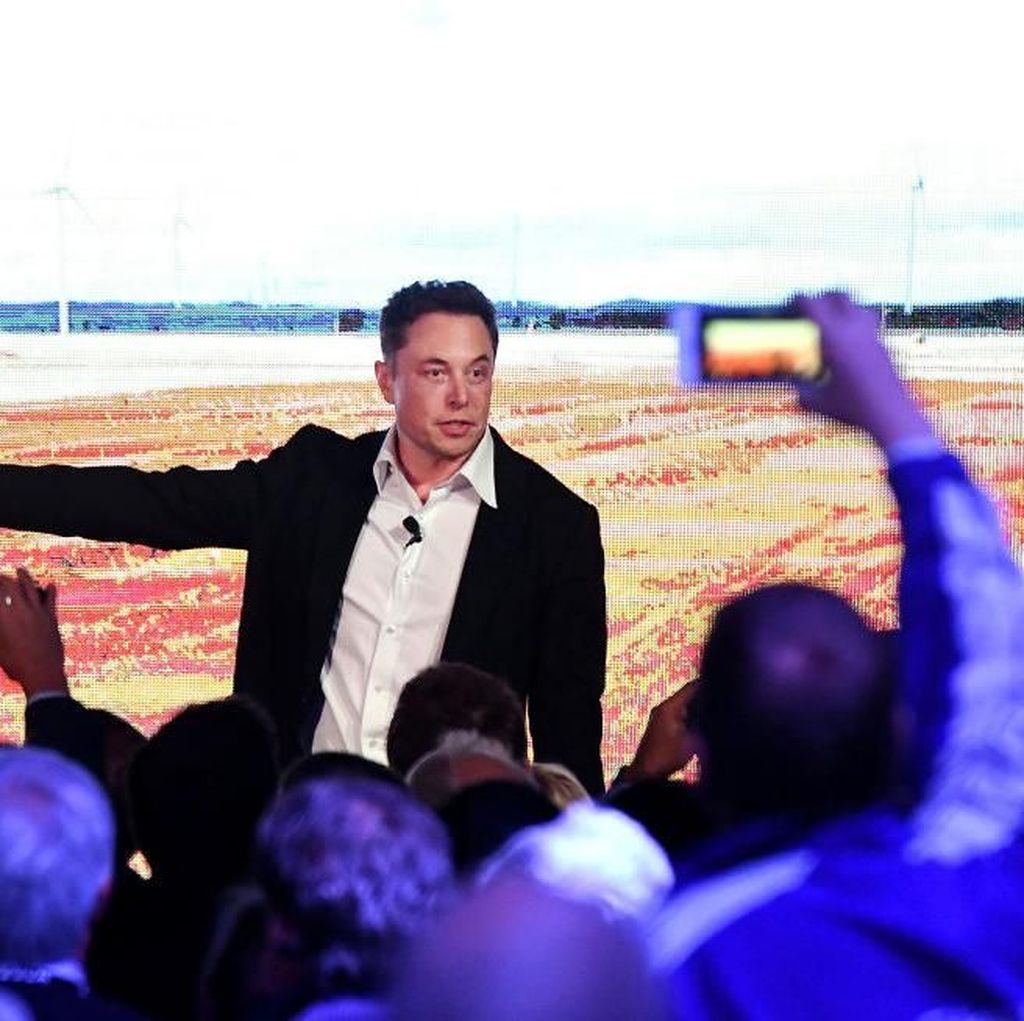 Hina Penyelam Gua Thailand, Elon Musk Bahayakan Tesla Hina Penyelam Gua Thailand, Elon Musk Bahayakan Tesla