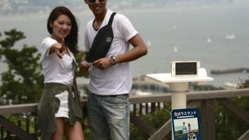 Sejumlah tempat wisata menyiapkan tempat untuk meletakkan ponsel agar para turis bisa melakukan selfie dengan mudah. (Foto: Boredpanda)