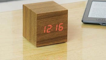 LED teak cube. Alarm berbentuk kubus ini menampilkan waktu, tanggal dan suhu. Materialnya terbuat dari kayu namun dengan tampilan jam LED. Alarm ini hanya akan menampilkan jam jika disentuh atau ketika alarm menyala. Foto: Istimewa