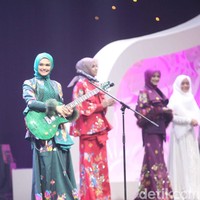 Finalis asal Bandung Sabine Fatimah Sayidina bernyanyi sambil bermain gitar di malam final Sunsilk Hijab Hunt 2018. Sabine menjadi juara harapan satu Sunsilk Hijab Hunt 2018. Foto: Pradita Utama/Detikcom