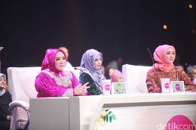 Ketiga juri ini memberikan komentarnya pada setiap penampilan finalis. Melly melihat dari sisi aksi panggung mereka, termasuk teknik vokal. Dan Vivi menekankan mengenai bagaimana menjadi muslimah yang baik, sementara Intan lebih dari sisi psikologis para finalis. Foto: Pradipta Utama/detikfoto