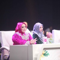 Ketiga juri ini memberikan komentarnya pada setiap penampilan finalis. Melly melihat dari sisi aksi panggung mereka, termasuk teknik vokal. Dan Vivi menekankan mengenai bagaimana menjadi muslimah yang baik, sementara Intan lebih dari sisi psikologis para finalis. Foto: Pradipta Utama/detikfoto