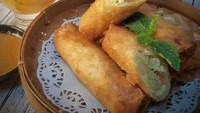 Lumpia goreng dengan cocolan saus kacang jadi pilihan @devita.evie untuk buka puasa. Pas ditemani segarnya es jelly. Foto: Instagram