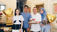 Chelsea ternyata juga sudah dekat dengan kedua orang tua Daffa lho. Buktinya ia hadir di perayaan ulang tahun ayah Daffa. Foto: Instagram daffawardhana