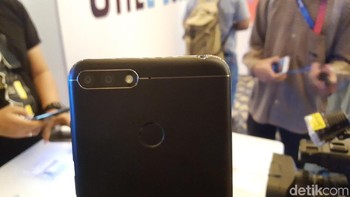 Bagian belakang Honor 7A dibekali dengan kamera ganda. (Foto: detikINET/Muhamad Imron Rosyadi)