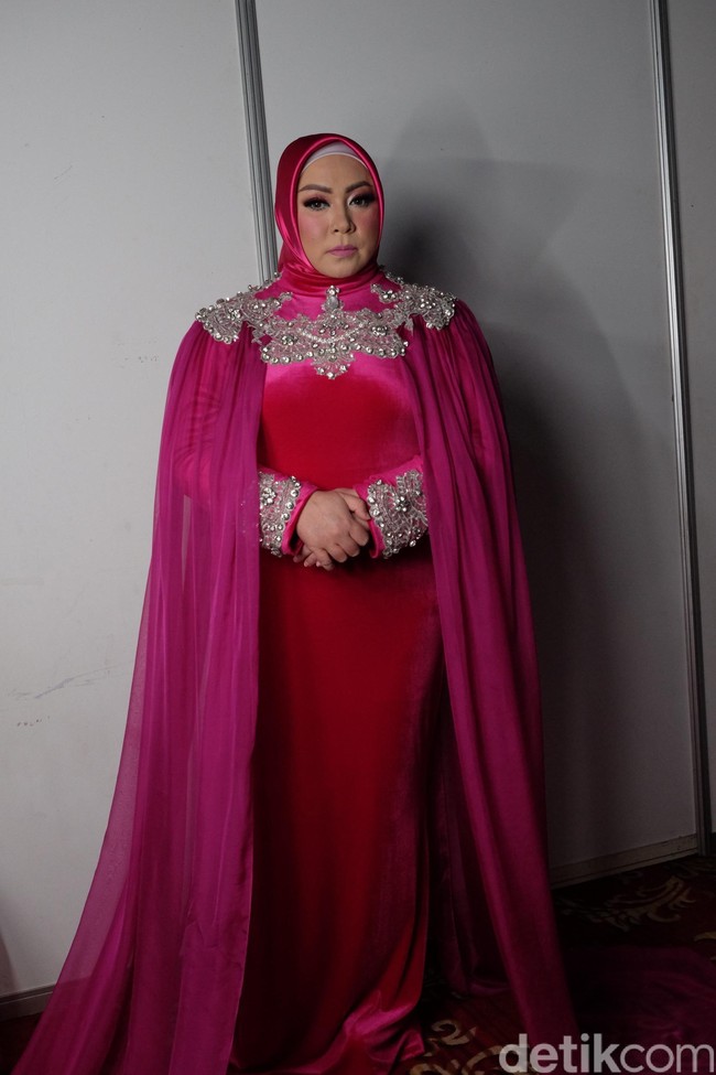 Pada malam Grand Final Sunsilk Hijab Hunt 2018, Melly Goeslaw memakai gaun besutan desainer Margalena asal Tangerang. Gaunnya dipercantik dengan hijab segi empat yang simple. Foto: Silmia Putri/Wolipop
