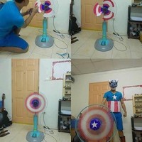 Kali ini Lowcost Cosplay mencoba bertransformasi menjadi Captain America dengan bantuan kipas angin. Foto: Facebook/Instagram Lowcost Cosplay