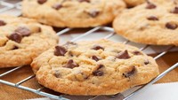 Biskuit dan roti yang penuh taburan gula atau chocolate chips.. wah, siapa sih yang tidak tergoda? Tapi coba ganti dengan camilan yang lebih sehat semisal buah beri beku atau kacang-kacangan. Foto: iStock