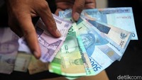 Polisi juga menunjukkan hasil barang bukti uang tunai hasil pungli.