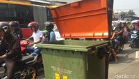 Kepala DLH DKI Jakarta Isnawa Adji mengatakan pengadaan tong sampah ini sudah dilakukan sejak 2017.
