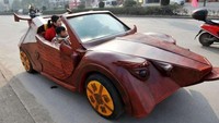 Seorang penebang kayu di daerah Guangfeng China, Yu Jietao, menghabiskan US $16.000 dan enam bulan untuk menciptakan mobil yang memiliki kecepatan tertinggi 18,64 mil per jam (30 km per jam). China Stringer Network/Reuters.