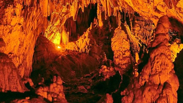 Gua Dim memiliki kedalaman sekitar 360 meter dengan lebar gua sekitar 17 meter. (pixelpav/Instagram)