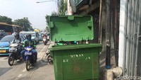 Petugas kebersihan dalam sehari kali bisa tiga kali mengambil sampah-sampah yang ada di tong tersebut diambil oleh petugas. Mulai dari pagi, siang dan sore.