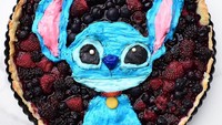 Si biru Stitch ini terlihat menggemaskan ya. Ia ada di atas sebuah pie berisi buah berry. Foto: instagram @jacobs_food_diaries