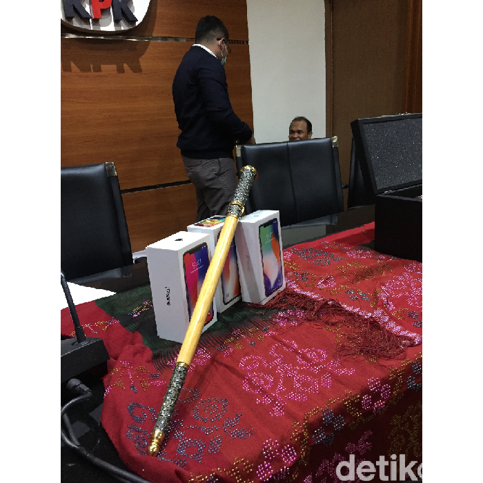 Mendagri Laporkan Keris Abad Ke-14 Berbentuk Tongkat Komando ke KPK