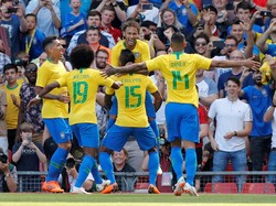 Pelukan dari rekan-rekannya pun langsung disambut oleh Neymar. Satu gol Brasil lainnya di laga ini dibukukan oleh Firmino pada menit ke-90. (Foto: Andrew Boyers/Action Images via Reuters)