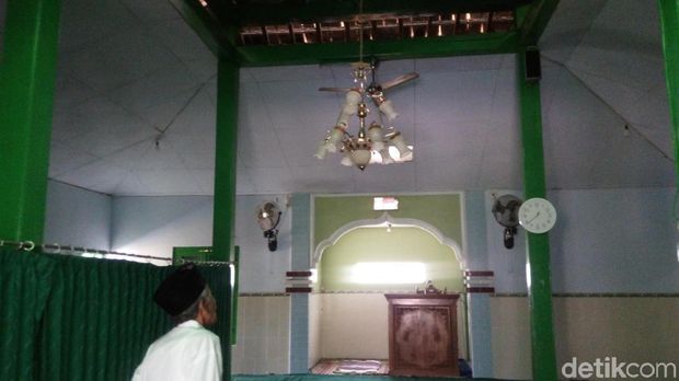 Bagian dalam Masjid Baiturohim.