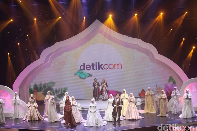Raisa dan Rizky Febian mengiringi 15 finalis Sunsilk Hijab Hunt 2018 berjalan di atas panggung mengenakan busana dari desainer Anantara Label Catherine Wong dari Surabaya. Foto: Pradita Utama/Detikcom