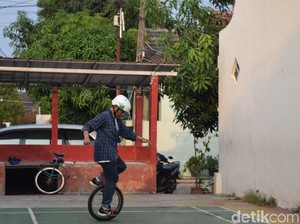 Cerita Tedy, Disangka Pemain Sirkus karena Hobi Naik Sepeda Roda Satu
