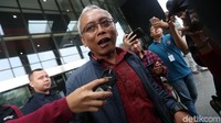 Arif Wibowo saat meninggalkan gedung KPK sambil tergopoh-gopoh.