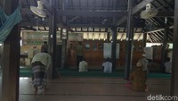 Ada bangunan pura di sana yang diperuntukkan bagi umat Hindu. Namun setelah Kerajaan Lamuri menjadi penganut Islam, candi dihancurkan dan dibangunlah Masjid Tuha Indrapuri (Agus Setyadi/detikTravel)