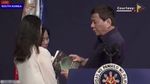 Detik-detik Sebelum Duterte Mendadak Cium Bibir Perempuan di Korsel