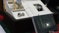 Jam yang warna biru seharga Rp 7,5 miliar, sedangkan jam berlian dan cincin seharga Rp 11,2 miliar. Terdapat 2 cincin nilainya lebih dari 10 miliar, cincin itu bertahtakan berlian 7 dan 6 karat. Namun KPK tidak menyebutkan gratifikasi itu berasal dari siapa (Foto: Nur Indah Fatmawati/detikcom)