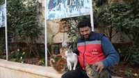 Jaleel mulanya bekerja sebagai tukang listrik dan selalu mampir ke tukang daging untuk memberi makanan bagi kucing-kucing liar di daerah tempat tinggalnya. Namun, sejak perang berkecamuk di Suriah 2011 lalu, dia beralih profesi menjadi sopir ambulans yang mengantarkan warga terluka. (Foto: OMAR HAJ KADOUR / AFP)