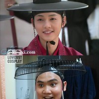 Pria bernama Anucha Cha Saengchart ini belakangan viral di media sosial dengan karya-karya cosplay-nya. Menggunakan barang-barang seadanya yang bisa ditemukan di rumah, pria yang dipanggil Cha tersebut pun mencoba bertransformasi menjadi Song Joong Ki. Foto: Facebook/Instagram Lowcost Cosplay