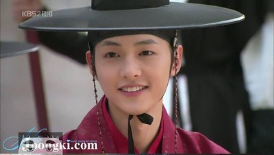 Kocak, Pria Ini Cosplay Jadi Song Joongki Hingga Kai EXO Pakai Benda Seadanya