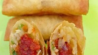 Huahh! @chenmerry bikin lumpia goreng versi pedas dengan sambal di tengahnya. Isiannya tumisan sayuran, bengkuang dan ebi yang gurih nikmat. Foto: Instagram