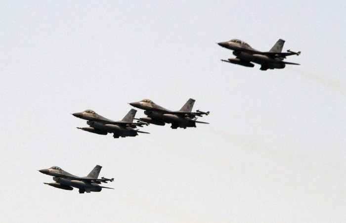 (FILES) In this file photo taken on April 13, 2018, four US-made F-16 fighter jets fly in formation during a drill near the Suao navy harbour in Yilan, eastern Taiwan.
Diplomacy has never been easy for Taiwan and is becoming ever more complex as it is caught between the United States under an unpredictable leader and an increasingly assertive China, which claims the self-ruling island as its own.
 / AFP PHOTO / SAM YEH / TO GO WITH AFP STORY TAIWAN-CHINA-US-DIPLOMACY-POLITICS,FOCUS BY MICHELLE YUN