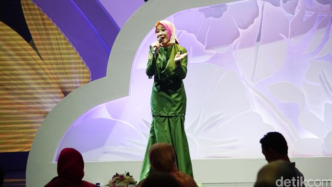 Finalis asal Semarang, Tia Sahfira, memperlihatkan kemampuannya menyanyi keroncong. Dia menyanyikan lagu Teman Bahagia dari Jaz. Foto: Niko W/detikcom