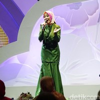 Finalis asal Semarang, Tia Sahfira, memperlihatkan kemampuannya menyanyi keroncong. Dia menyanyikan lagu Teman Bahagia dari Jaz. Foto: Niko W/detikcom