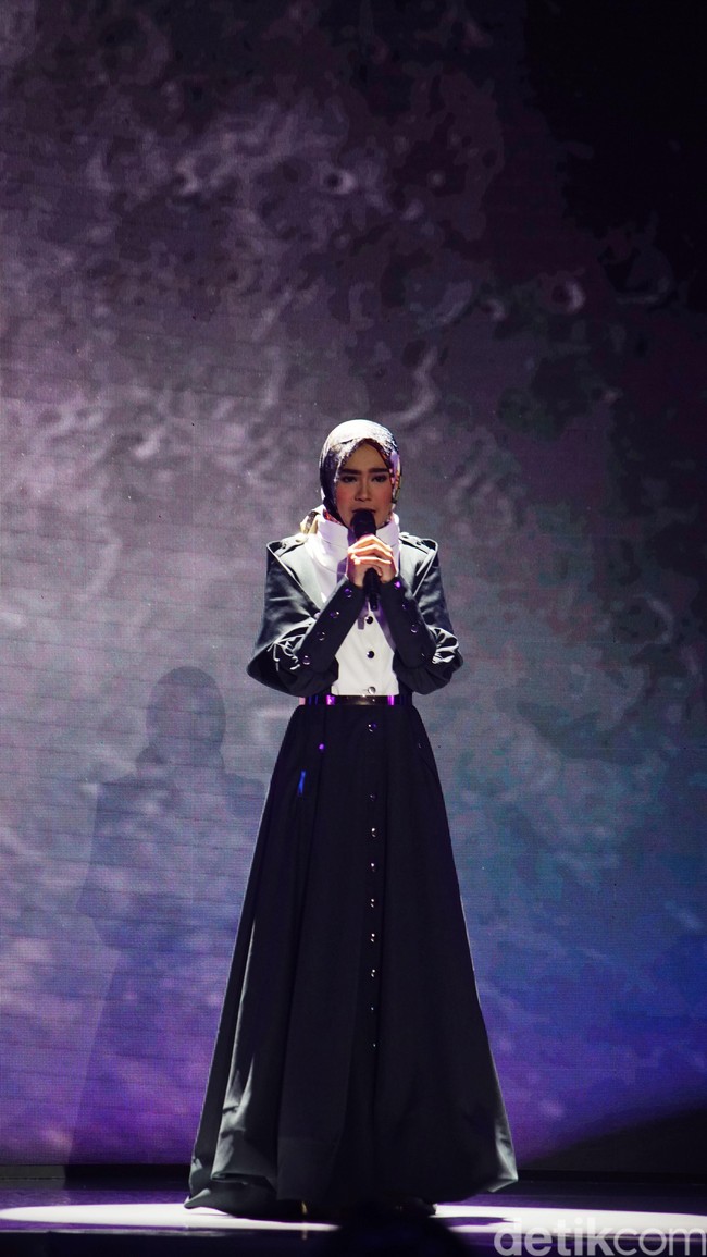 Mojang Bandung, Ira Ary Monica, memilih berpuisi di malam Grand Final Sunsilk Hijab Hunt 2018. Foto: Niko W/detikcom