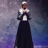 Mojang Bandung, Ira Ary Monica, memilih berpuisi di malam Grand Final Sunsilk Hijab Hunt 2018. Foto: Niko W/detikcom