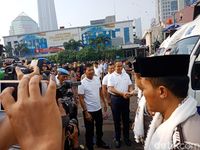 Berbaju Putih, Anies-Kapolda Metro Pantau Mobil SIM Keliling