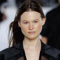 Di antara baju berbahan transparan, jelas terlihat Behati sudah kembali ke bentuk tubuh idealnya sebagai model. Foto: Dok. Getty Images