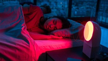 Withings Aura. Aura Connected Alarm adalah jam pintar yang akan melacak aktivitas tidur kalian dan membangunkan di saat terbaik siklus tidur. Alarm ini juga berfungsi sebagai lampu dan memanfaatkan lagu-lagu di Spotify atau stasiun radio favorit untuk memilih suara alarm yang bervariasi. Foto: Istimewa