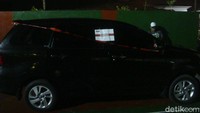 Pantauan detikcom di lokasi, mobil Avanza bernomor polisi R 64 C disegel dengan garis KPK, Senin (4/6/2018). 