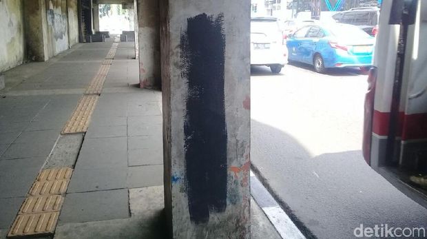  Coretan di dinding gedung Jl Hayam Wuruk, Gambir, Jakpus, Senin (4/6/2018)