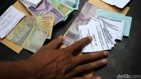 Selain uang tunai Rp 722.500, polisi juga mengamankan 78 lembar karcis retribusi dan 130 lembar karcis parkir. Duh,...