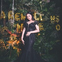 Putri sulung Mulan Jameela, Tiara cantik dengan gaun hitam di pesta perpisahan sekolah. Aksen cutout di dada hingga bagian bawah gaun menyapu lantai membuat penampilannya kian dramatis. Foto: Dok. Instagram